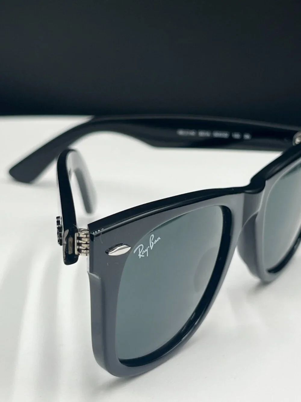 Ray-Ban Classic Wayfarer Sunglasses–Black Frame with Grey Lenses Unisex 50mm